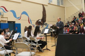 Glenn Ledbetter prepares to conduct Skyview Jr. High School's second-year band, 1 April 2014